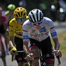 ARCHIVO - Tadej Pogacar (camiseta blanca) trata de desprenderse de Jonas Vingegaard (casaca amarilla de líder general) durante la 18va etapa del Tour de Francia, el jueves 21 de julio de 2022. (AP Foto/Daniel Cole)