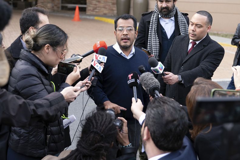 ARCHIVO - El líder opositor nicaragüense y excandidato a la presidencia Félix Maradiaga habla con periodistas a su llegada de Nicaragua al Aeropuerto Internacional de Washington Dulles en Chantilly, Virginia, el jueves 9 de febrero de 2023, después de que varios presos considerados por muchos como prisioneros políticos del gobierno del presidente de Nicaragua, Daniel Ortega, llegaran a Washington. (AP Foto/Jose Luis Magana, Archivo)