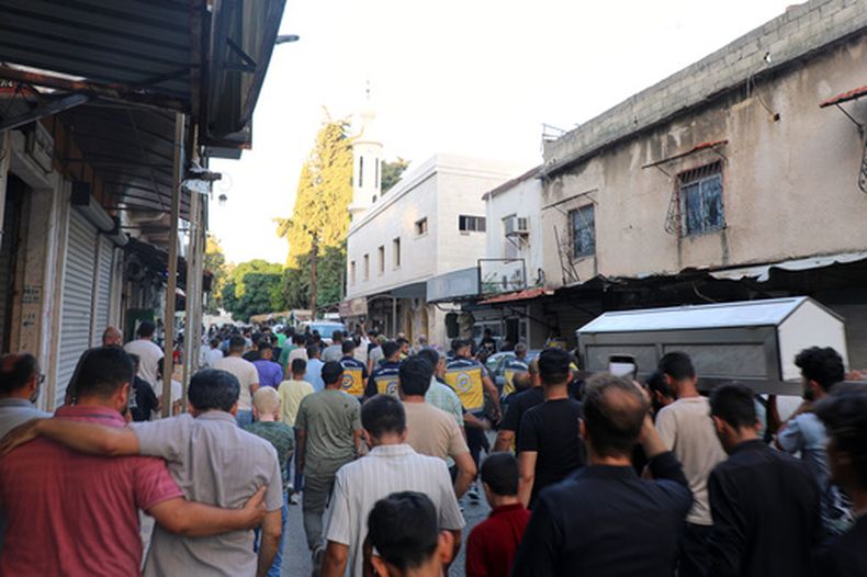 Funeral de Mohammad Ghamira, un exvoluntario de los Cascos Blancos de Siria que murió poco después de salir de prisión, en Latakia, Siria, el lunes 17 de agosto de 2026. (Foto AP)