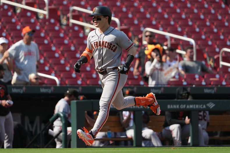 Drew Gilbert llega al plato tras conectar un jonrón ante los Cardenales de San Luis, el miércoles 16 de septiembre de 2026, en San Luis. (AP Foto/Jeff Roberson)