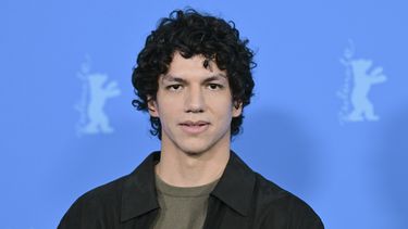ARCHIVO - El actor y bailarín Isaac Hernández posa para los fotógrafos durante una sesión fotográfica para la película Dreams en el Festival Internacional de Cine, Berlinale, en Berlín, el sábado 15 de febrero de 2025. (Sebastian Christoph Gollnow/dpa via AP)