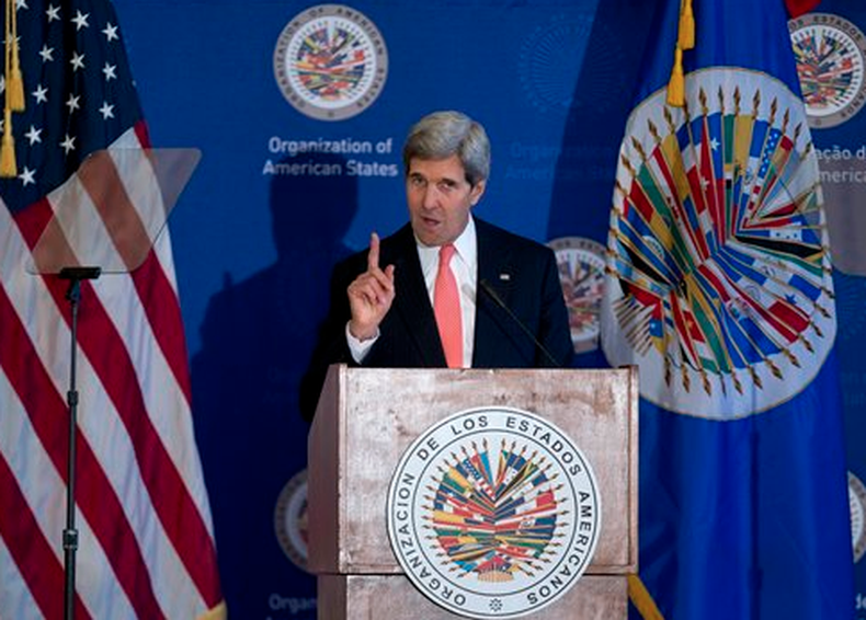 El secretario de Estado norteamericano John Kerry pronuncia un discurso en la OEA, Washington, lunes 18 de noviembre de 2013. En su primer discurso dedicado a Latinoamérica, Kerry dijo que Estados Unidos decidió dejar atrás la era de la Doctrina Monroe pa