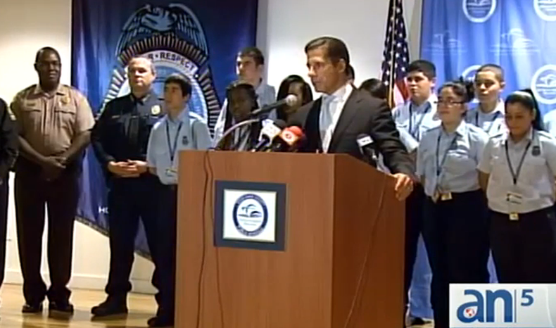 Incidentes ocurridos en los últimos días que involucran armas de fuego y adolescentes han motivado a las autoridades a revivir una campaña conjunta entre autoridades escolares, federales y estatales.