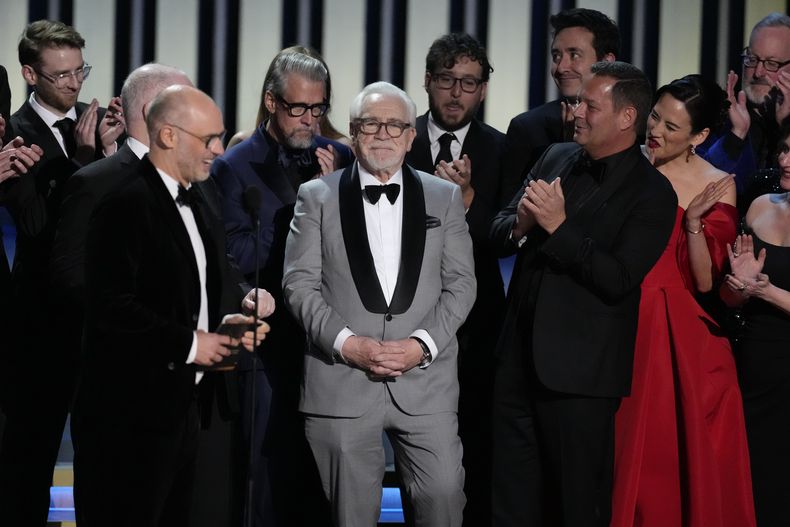 Jesse Armstrong, izquierda, Brian Cox y el equipo de Succession reciben el premio a mejor serie de drama en la 75a edición de los Premios Emmy el lunes 15 de enero de 2024 en el Teatro Peacock de Los Ángeles. (Foto AP/Chris Pizzello)