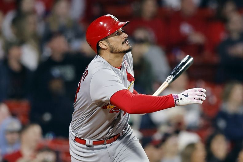 Nolan Arenado pega un jonrón por los Cardenales de San Luis en contra de los Medias Rojas, en Boston, el domingo 14 de mayo de 2023. (AP Foto/Michael Dwyer)