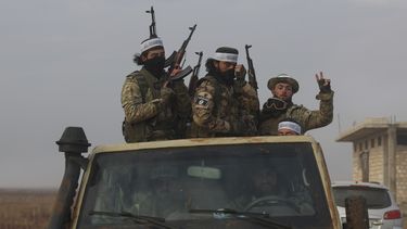 Combatientes sirios de la oposición avanzan en una camioneta el viernes 29 de noviembre de 2024, en Talhiya, provincia de Idlib, Siria. (AP Foto/Ghaith Alsayed)