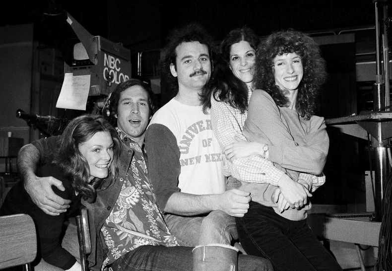 ARCHIVO - El comediante Chevy Chase, segundo de izquierda a derecha, con el elenco de Saturday Night Live de NBC, con Laraine Newman, de derecha a izquierda, Gilda Radner, Bill Murray y Jane Curtin el 16 de febrero de 1978 en Nueva York. (Foto AP/Marty Lederhandler, archivo)