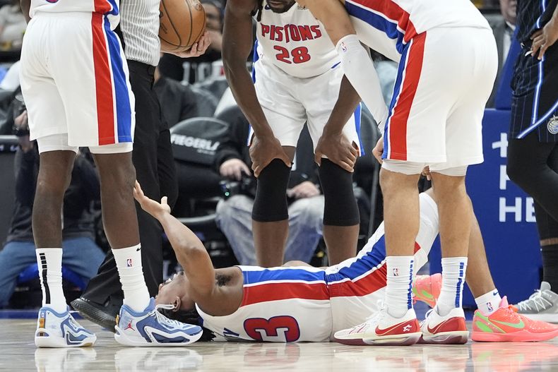 Jaden Ivey se lamenta luego de sufrir una fractura de peroné durante el partido entre los Pistons de Detroit y el Magic de Orlando, el miércoles 1 de enero de 2025 (AP Foto/Carlos Osorio)