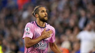Dominic Calvert-Lewin celebra tras anotar un gol para Everton en el empate 2-2 contra Leicester en la Liga Premier, el lunes 1 de mayo de 2023. (Mike Egerton/PA vía AP)