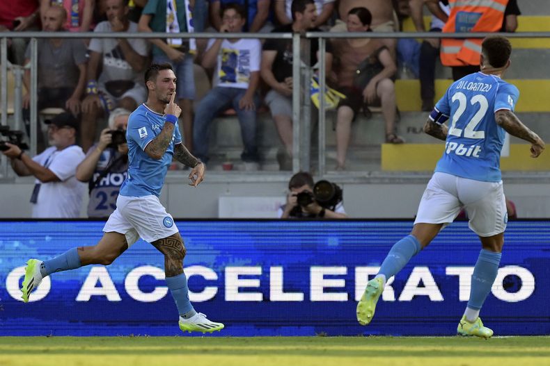 Matteo Politano del Napoli celebra tras anotar el primer gol del encuentro ante el Frosinone en la Serie A el sábado 19 de agosto del 2023. (Alfredo Falcone/LaPresse via AP)