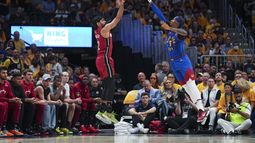Gabe Vincent, del Heat de Miami, dispara frente a Kentavious Caldwell-Pope, de los Nuggets de Denver, en el primer partido de las Finales de la NBA, el jueves 1 de junio de 2023 (AP Foto/Jack Dempsey)