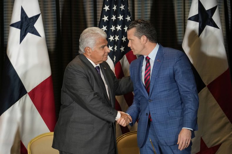 El presidente panameño, José Raúl Mulino (izquierda), estrecha la mano del secretario de Defensa de Estados Unidos, Pete Hegseth, durante la ceremonia de firma de un acuerdo en la Ciudad de Panamá, el miércoles 9 de abril de 2025. (Foto AP/Matías Delacroix)