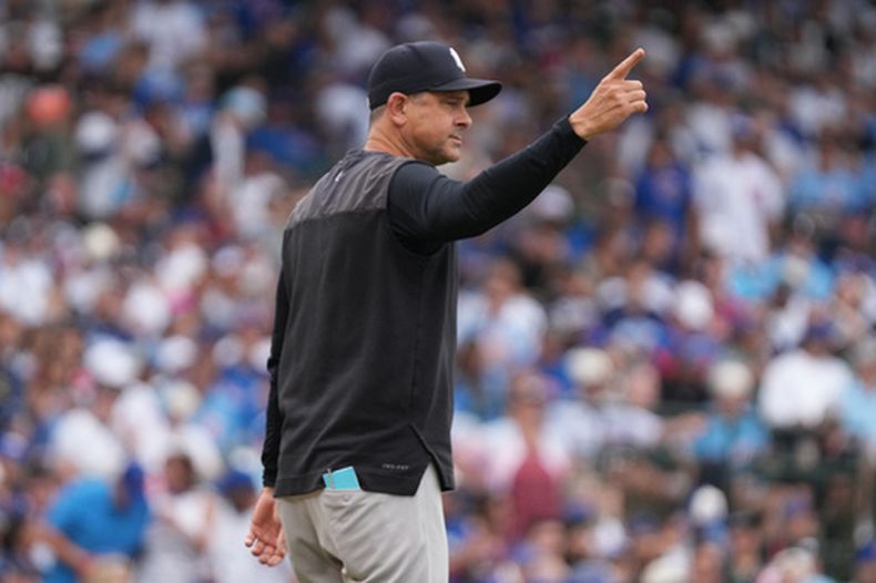 Aaron Boone, mánager de los Yankees de Nueva York, hace un cambiod e lanzador durante la octava entrada del juego de béisbol de Grandes Ligas contra los Cachorros de Chicago, el domingo 2 de agosto de 2026, en Chicago. (AP Foto/David Banks)