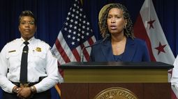 ARCHIVO – La alcaldesa de Washington, Muriel Bowser, acompañada por la jefa de la Policía Metropolitana, Pamela A. Smith, habla en una conferencia de prensa sobre el plan del presidente Donald Trump para colocar a la policía de Washington bajo el control federal y desplegar a elementos de la Guardia Nacional en la ciudad, el lunes 11 de agosto de 2025, en Washington. (AP Foto/Julia Demaree Nikhinson, Archivo)