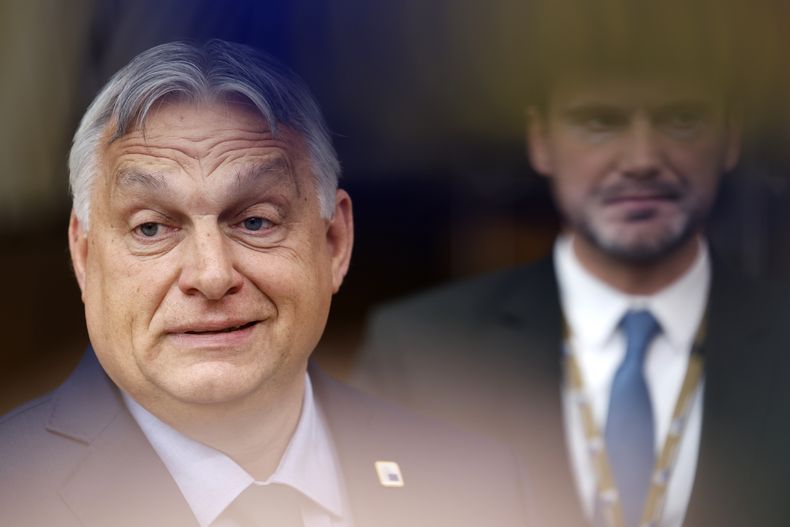 En esta imagen de archivo, el primer ministro de Hungría, Viktor Orbán (izquierda), a su llegada a una cumbre de la Unión Europea, en Bruselas, el 27 de junio de 2024. (AP Foto/Geert Vanden Wijngaert, archivo)