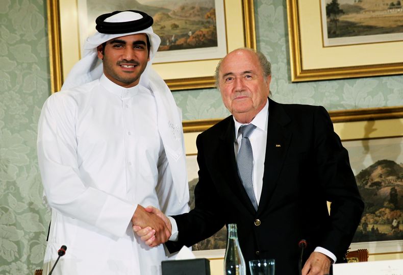 El presidente de la FIFA, Joseph Blatter, derecha, saluda al jeque Mohammed bin Hamad al-Thani, director del comit&eacute; de la candidatura de Catar 2022, el s&aacute;bado, 9 de noviembre de 2013, en Doha.  (AP Photo/Osama Faisal)