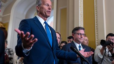 El líder de la mayoría en el Senado estadounidense, John Thune, republicano de Dakota del Sur, junto al presidente de la Cámara de Representantes, Mike Johnson, republicano de Luisiana, habla con la prensa tras una reunión republicana de estrategia a puerta cerrada mientras comienza la segunda semana de un cierre de gobierno, en el Capitolio, Washington, el martes 7 de octubre de 2025. (AP Foto/J. Scott Applewhite)