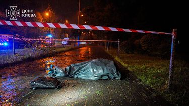 En esta imagen, proporcionada por los Servicios de Emergencia de Ucrania, un cuerpo yace tendido en una calle tras un ataque ruso en Kiev, Ucrania, el 24 de septiembre de 2026. (Servicios de Emergencia de Ucrania vía AP)