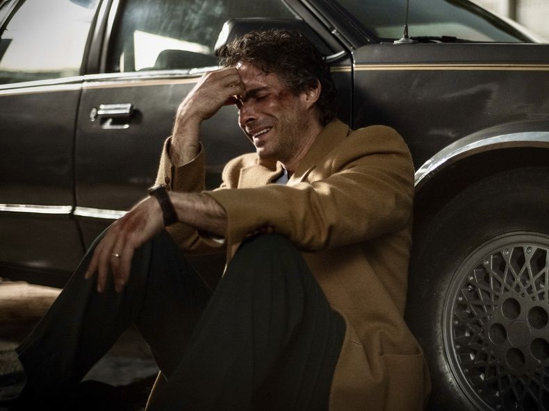 Esta imagen difundida por Prime Video muestra a Osvaldo Benavides en una escena de la serie Cada minuto cuenta. (Prime Video via AP)