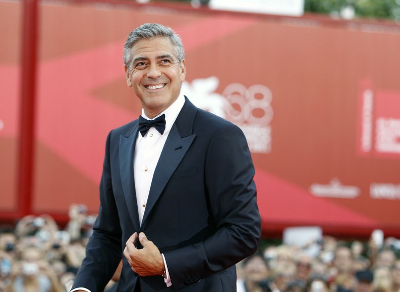 ARCHIVO - George Clooney posa en la alfombra roja en el estreno de su película The Ides of March, inaugurando la 68ª edición del Festival de Cine de Venecia en Venecia, Italia, el 31 de agosto de 2011. (Foto AP/Andrew Medechini, archivo)