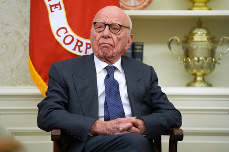 Rupert Murdoch en la Oficina Oval en la Casa Blanca en Washington mientras el presidente Donald Trump firma una orden ejecutiva, el 3 de febrero del 2025. (AP foto/Evan Vucci)