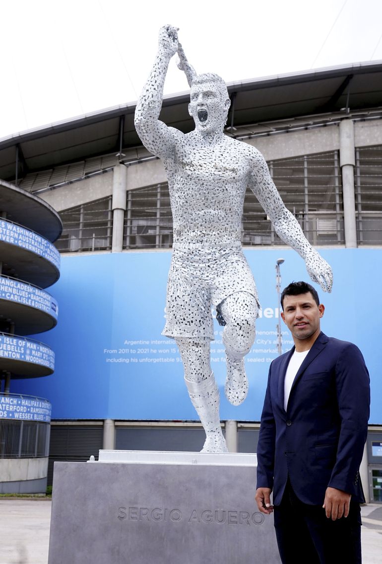 Man City devela estatua de Agüero, su máximo goleador