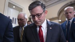 El presidente de la Cámara de Representantes, Mike Johnson, republicano por Luisiana, camina tras su equipo de seguridad a través de una multitud de periodistas mientras intenta impulsar la iniciativa de ley del presidente Donald Trump de recortes de gastos y bajadas de impuestos, pese a los reparos de congresistas republicanos conservadores y moderados, en el Capitolio en Washington, el miércoles 2 de julio de 2025. (AP Foto/J. Scott Applewhite)