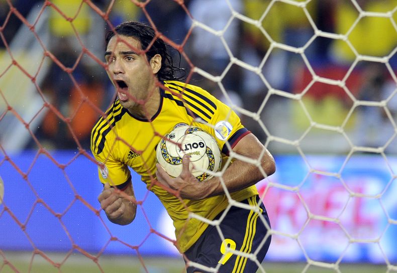 El jugador de la selecci&oacute;n de Colombia y del Monaco, Radamel Falcao, festeja un gol contra Chile en las elimiantorias mundialistas el viernes, 11 de octubre de 2013, en Barranquilla, Colombia. (AP Photo/Carlos Julio Martinez)