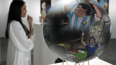 Artista paraguaya destaca en Doha con pinturas sobre balones