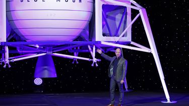 CEO de Amazon dice que enviará nave espacial a la Luna