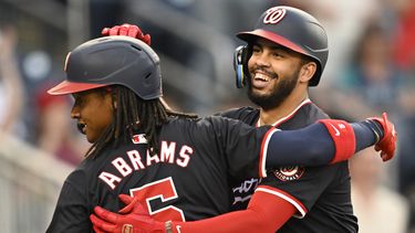 CJ Abrams, de los Nacionales de Washington, felicita a Luis García Jr., quien conectó un jonrón de tres carreras ante los Marineros de Seattle, el viernes 24 de mayo de 2024 (AP Foto/John McDonnell)