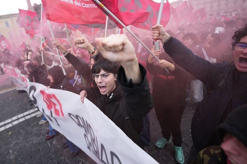 Grupos de personas participan en una manifestación nacional contra la guerra en Irán y el referéndum del 22 de marzo sobre el sistema de justicia italiano, en Roma, el sábado 14 de marzo de 2026. (AP Foto/Andrew Medichini)