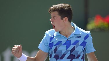 americateve | El canadiense Milos Raonic festeja tras vencer a Andy Murray en el Masters de Indian Wells el mi&eacute;rcoles, 12 de marzo de 2014, en Indian Wells, California. (AP Photo/Mark J. Terrill)