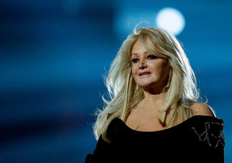ARCHIVO - La cantante Bonnie Tyler interpreta su canción Believe in Me durante un ensayo para la final del concurso de canción de Eurovision en el Malmo Arena en Malmo, Suecia, el 17 de mayo de 2013. (AP Foto/Alastair Grant, Archivo)