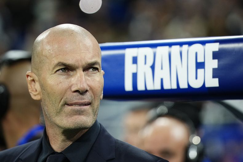 El técnico de Francia Zinedine Zidane previo al partido contra Italia en la Liga de Naciones, el viernes 2 de octubre de de 2026, en Saint-Denis, Francia. (AP Foto/Teresa Suárez)