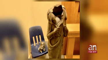 le cortan la cabeza a una estatua de jesus en una iglesia de kendall