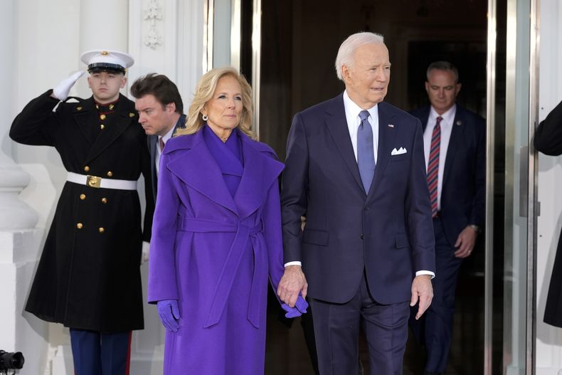 El presidente Joe Biden y la primera dama Jill Biden salen a darle la bienvenida a la vicepresidenta Kamala Harris y su esposo Doug Emhoff en la Casa Blanca en Washington el 20 de enero del 2025. (AP foto/Alex Brandon)