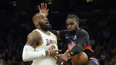 Suns apalean a Lakers; James llega a 10.000 asistencias