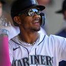 El dominicano Julio Rodríguez, de los Marineros de Seattle, festeja en la cueva luego de robarse el plato en el juego del miércoles 2 de agosto de 2023, ante los Medias Rojas de Boston (AP Foto/Lindsey Wasson)