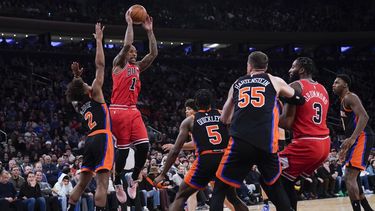 DeRozan le da el triunfo a los Bulls ante los Knicks