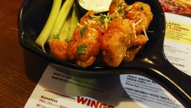 La alita de pollo deshuesada, un embuste: ni siquiera ala