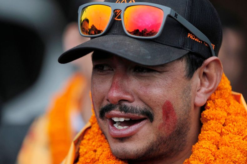ARCHIVO - El alpinista nepalí Nirmal Purja, quien se convirtió en el escalador más rápido de las 14 cumbres más altas del mundo, llega al aeropuerto de Katmandú el 30 de octubre de 2019, en Nepal. (AP Foto/Niranjan Shrestha, archivo)