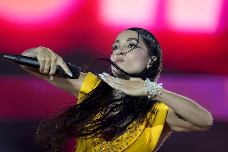 La cantante argentina y antigua YouTuber María Becerra durante su concierto en el estadio River Plate en Buenos Aires, Argentina, el viernes 22 de marzo de 2024. (Foto AP/Natacha Pisarenko)