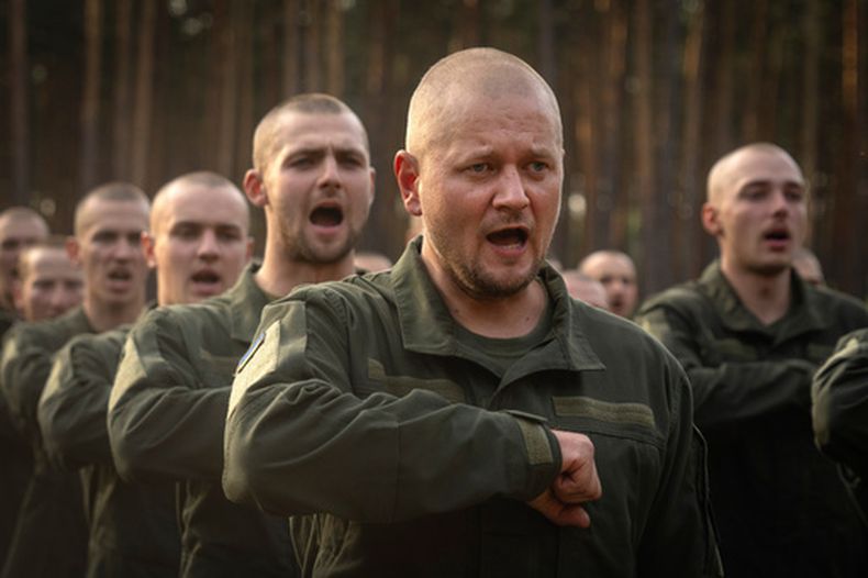 ARCHIVO - Soldados recién reclutados lanzan sus gorras para celebrar el final de su entrenamiento en una ase militar cerca de Kiev, Ucrania, el lunes 25 de septiembre de 2023. (AP Foto/Efrem Lukatsky, Archivo)