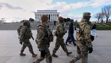 Miembros de la Guardia Nacional patrullan el National Mall cerca del monumento a Lincoln, el viernes 28 de noviembre de 2025, en Washington. (AP Foto/Rahmat Gul)