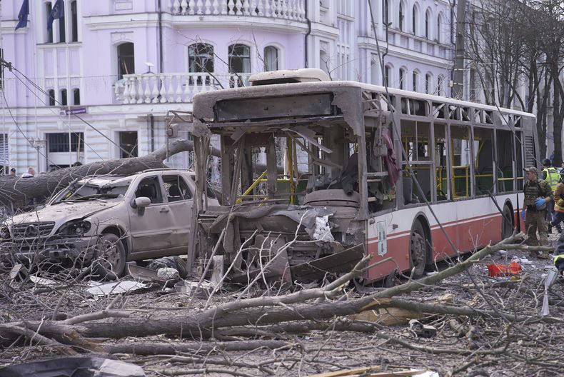 El centro de la ciudad de Sumy se ve tras un ataque de misiles rusos que mató al menos a 21 civiles en Sumy, en Ucrania, el domingo 13 de abril de 2025. (AP Foto)