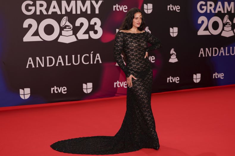 Rosalía llega a la 24a entrega anual del Latin Grammy en Sevilla, España, el jueves 16 de noviembre de 2023. (Foto Vianney Le Caer/Invision/AP)