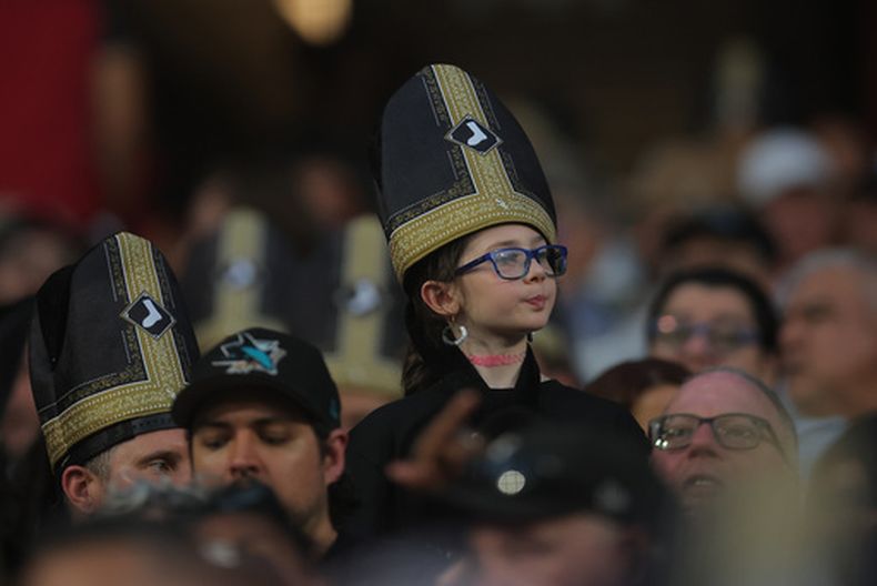 Un aficionado lleva puesto un sombrero de Papa promocional durante un partido de béisbol entre los Rojos de Cincinnati y los Medias Blancas de Chicago, el martes 11 de agosto de 2026, en Chicago. (Foto AP/Melissa Tamez)