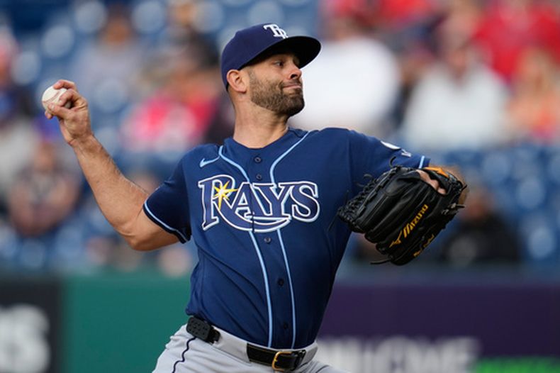 Nick Martinez (28) de los Rays de Tampa Bay lanza en la primera entrada de un partido de béisbol contra los Guardianes de Cleveland en Cleveland, el martes 28 de abril de 2026. (AP Foto/Sue Ogrocki)