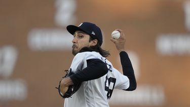 El abridor de los Tigres de Detroit, Alex Faedo, lanza durante la sexta entrada del juego de las Grandes Ligas contra los Medias Blancas de Chicago, el jueves 25 de mayo de 2023, en Detroit. (AP Foto/Carlos Osorio)